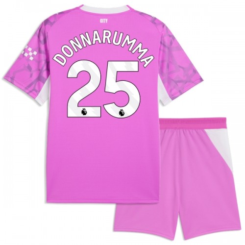Virallinen Fanipaita + Shortsit Maalivahdin Manchester City Donnarumma 25 Vieraspelipaita 2026-27 Pinkki - Lasten Virallinen Fanipaita + Shortsit Maalivahdin Manchester City Donnarumma 25 Vieraspelipaita 2026-27 Pinkki - Lasten