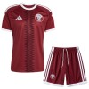 Virallinen Fanipaita + Shortsit Qatar Kotipelipaita MM-Kisat 2026 - Lasten Virallinen Fanipaita + Shortsit Qatar Kotipelipaita MM-Kisat 2026 - Lasten