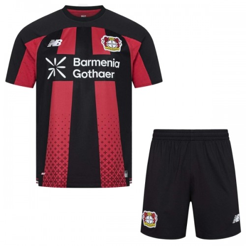 Virallinen Fanipaita + Shortsit Bayer 04 Leverkusen Kotipelipaita 2026-27 - Lasten Virallinen Fanipaita + Shortsit Bayer 04 Leverkusen Kotipelipaita 2026-27 - Lasten