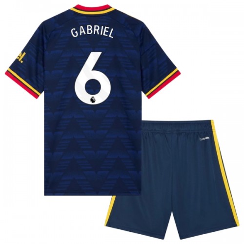 Virallinen Fanipaita + Shortsit Arsenal Gabriel 6 Vieraspelipaita 2026-27 - Lasten Virallinen Fanipaita + Shortsit Arsenal Gabriel 6 Vieraspelipaita 2026-27 - Lasten
